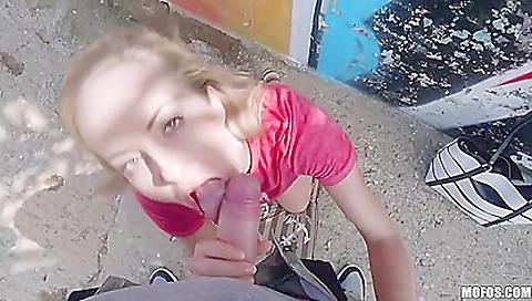 Skinny blonde naked in the garden in hd porn video