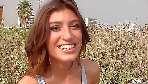 Brunette babe is going to be a delight in the deepthroat