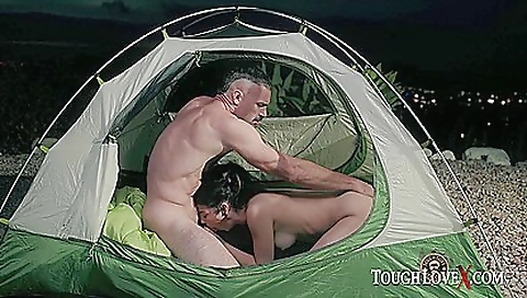 Brunette has a big sexpot in her cunny in the wild